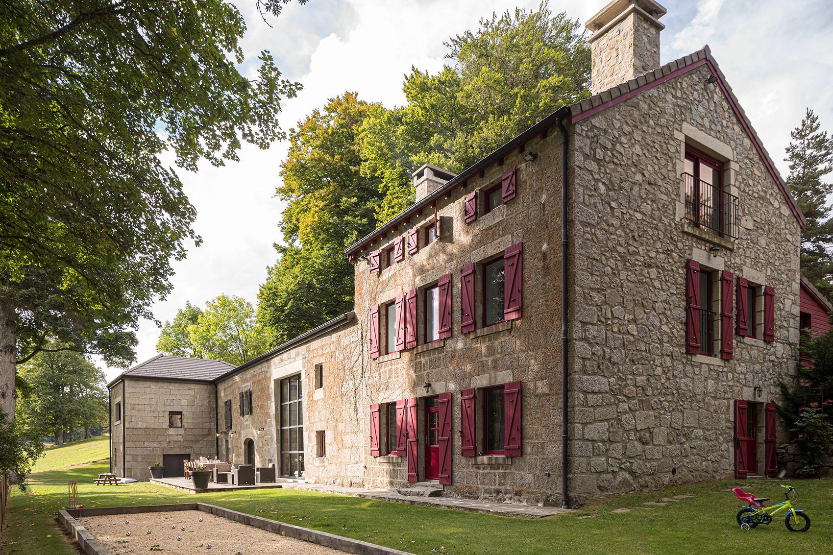 Rénovation complète d’une ancienne ferme en résidence hôtelière en Haute-Loire - Chambon-sur-Lignon
